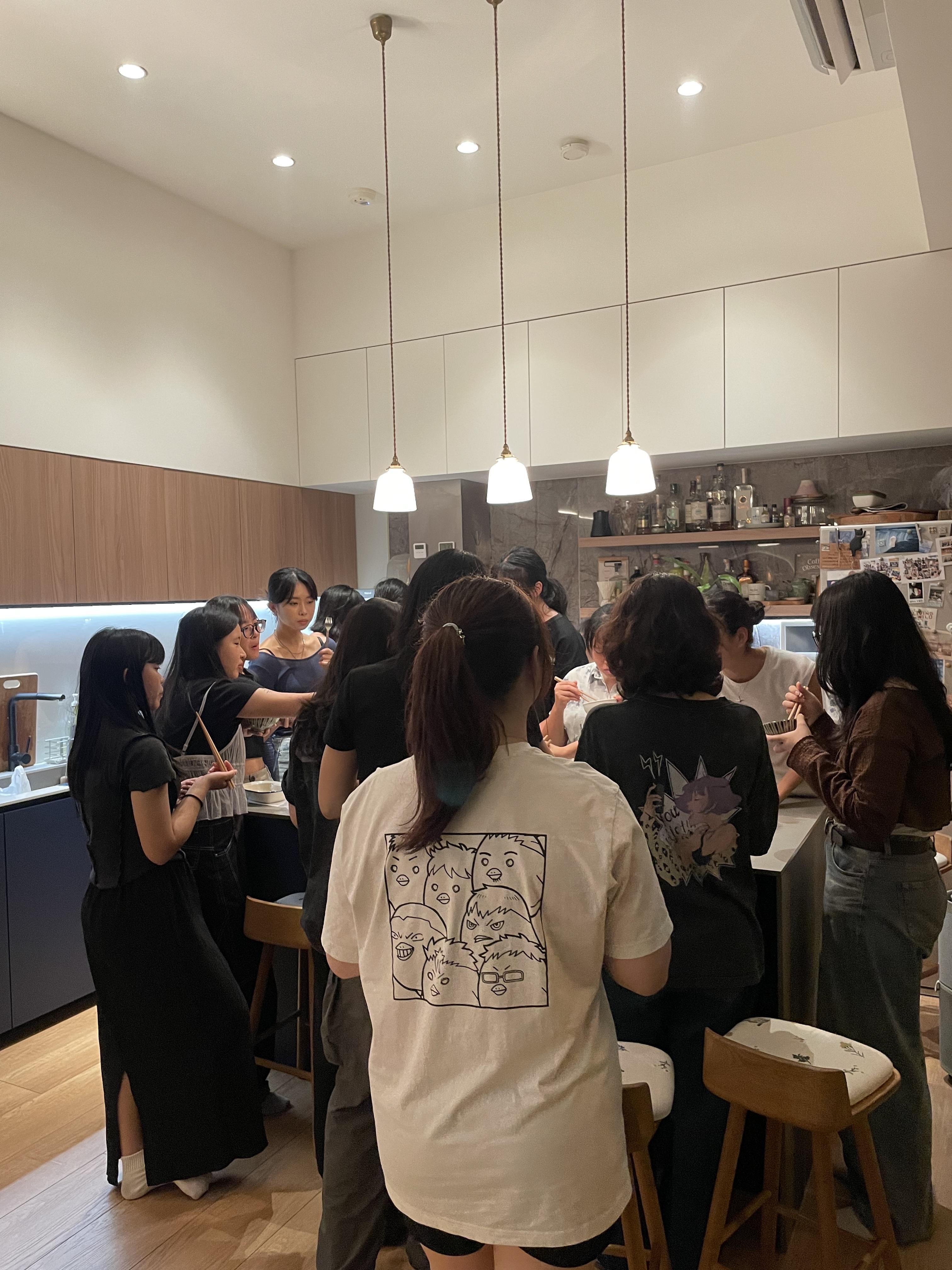 參與者聚集在中島吧台交流